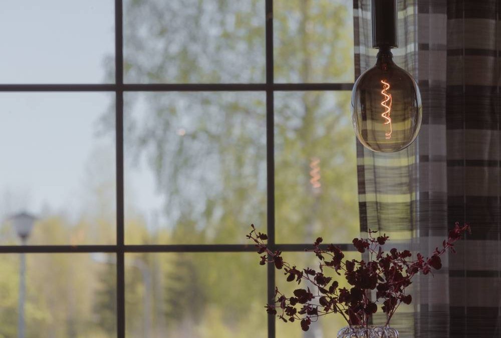 Ikkunaremontti edessä? Näin valitset laadukkaat kotimaiset ikkunat ja säästät selvää rahaa!